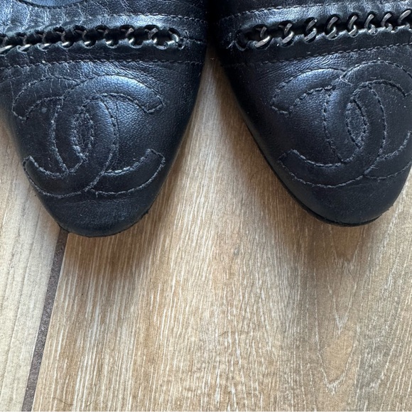 CHANEL Black Leather Ballet Flats with Chain Detail - Picture 5 of 6